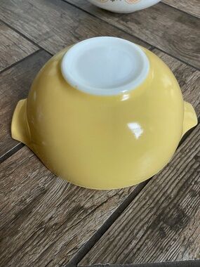 Vintage Pyrex 2 1/2 quart Cinderella bowl 443